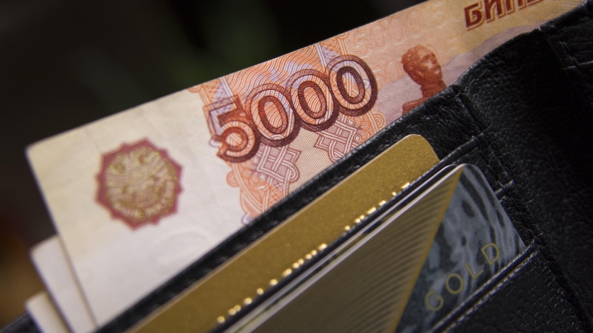 Notas de Rupia indonésia representando a economia do país.