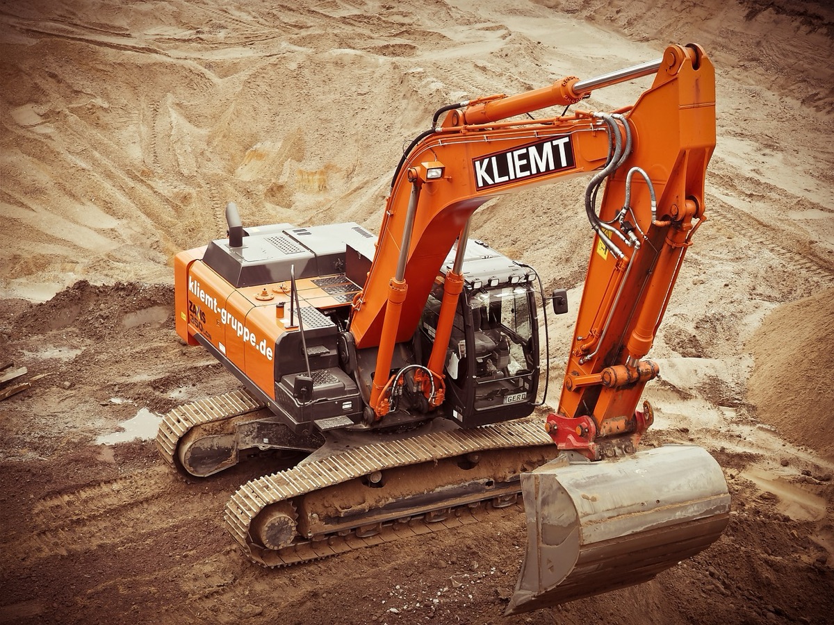 インドネシアの建設現場に太陽光発電設備と緑の木が見える