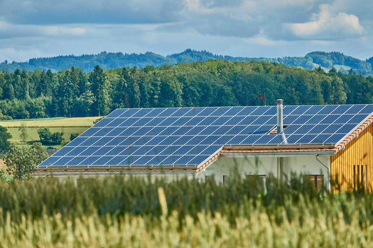instalação de painéis solares em indonésia