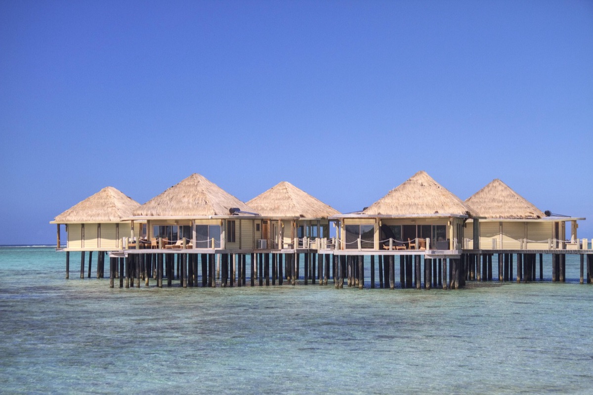 Vue de dessus d'un resort de plage indonésien animé par un coucher de soleil