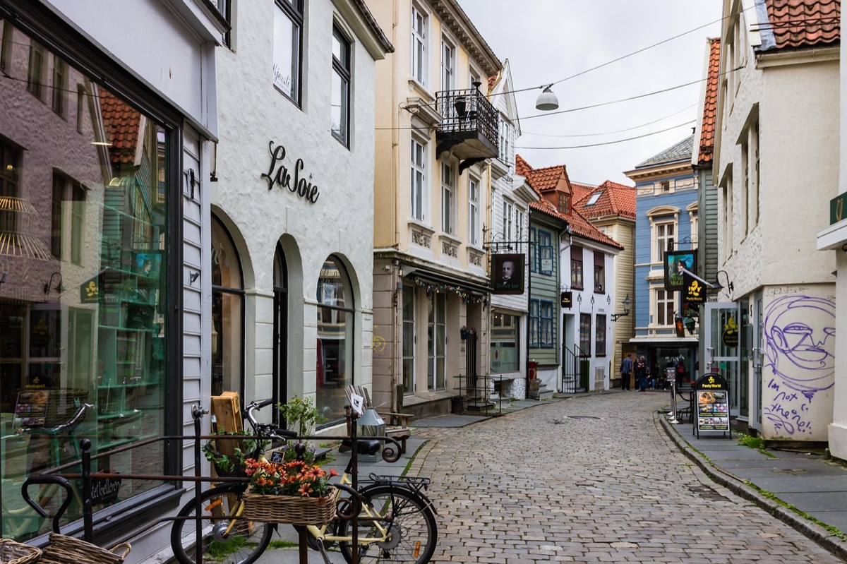 Rua de uma cidade indonesiana com habitação precária